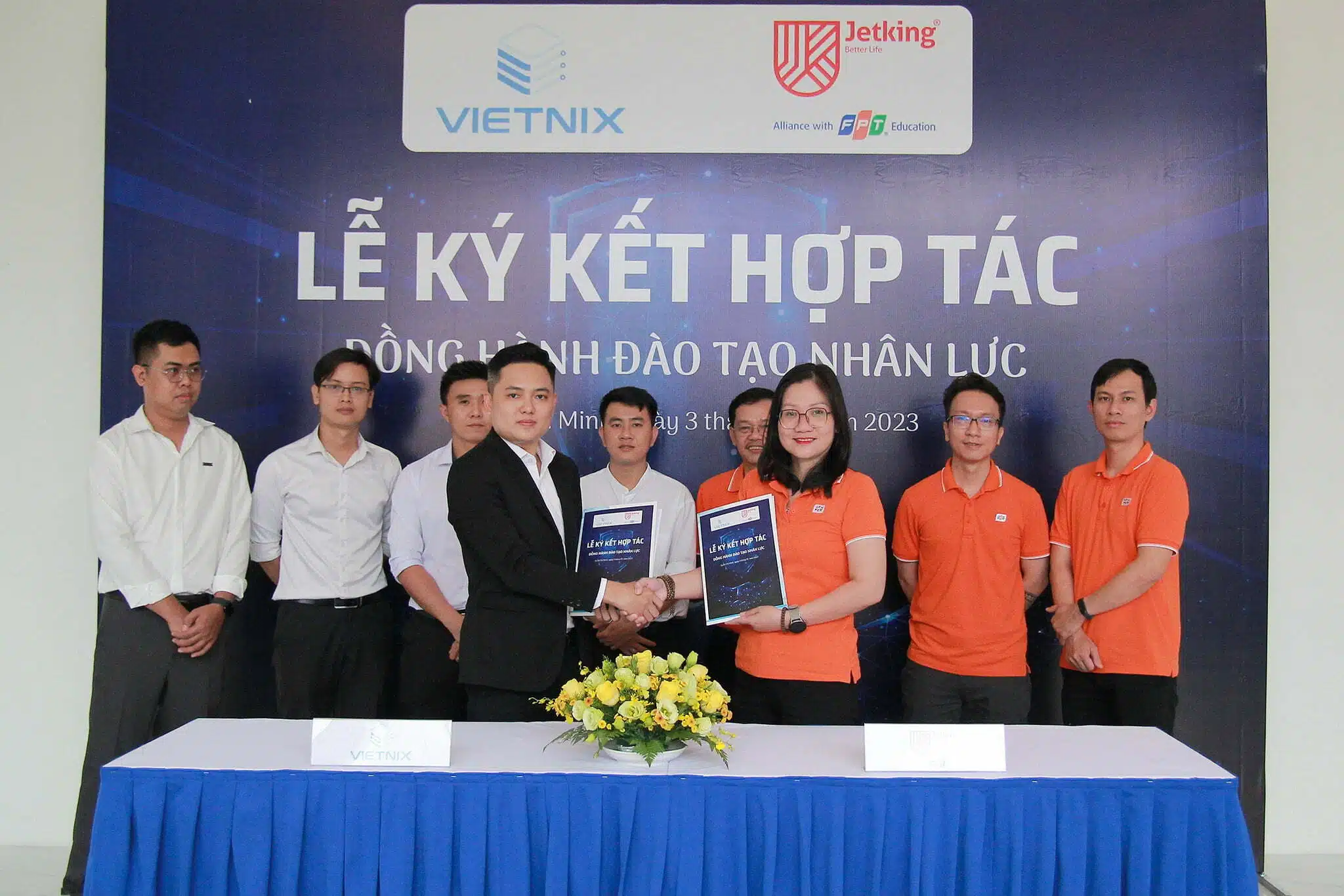 Vietnix và FPT Jetking ký kết hợp đồng