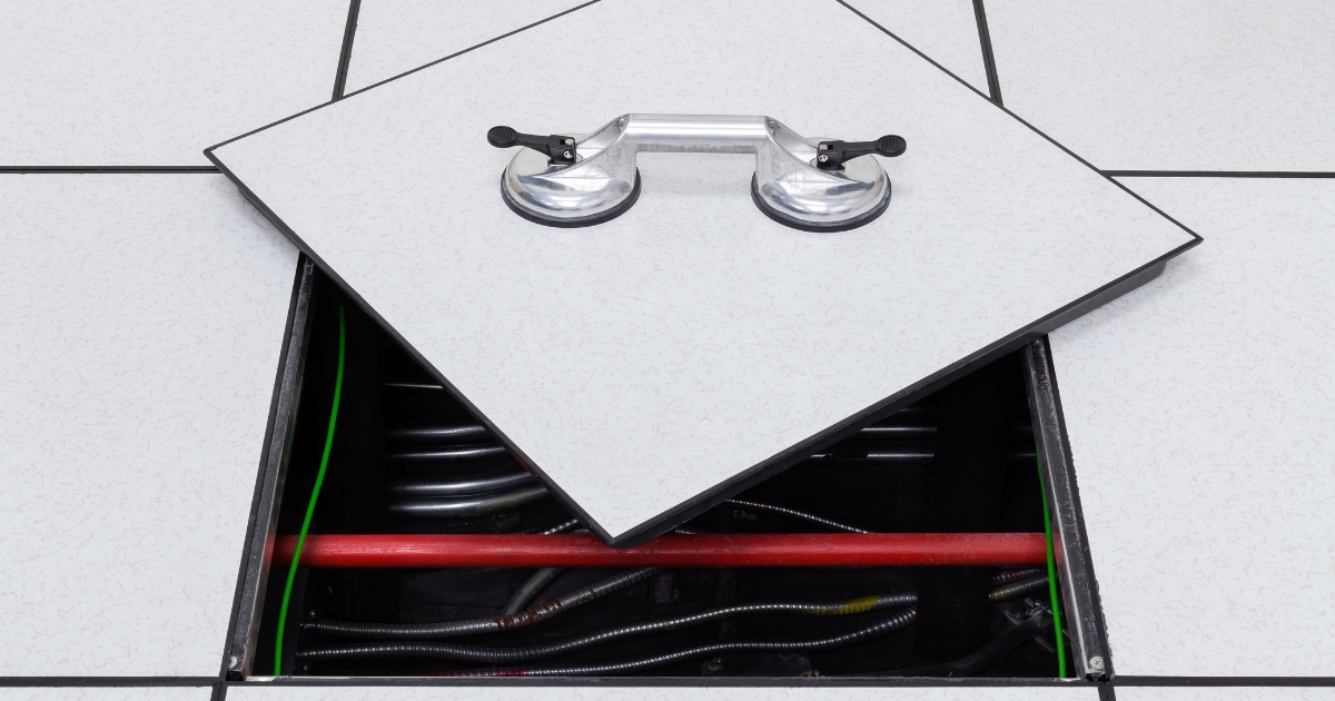 Phòng server là gì? Hướng dẫn cách xây dựng phòng máy chủ đạt chuẩn 30 Sàn nâng kỹ thuật nhằm bảo vệ các thiết bị (Nguồn: Internet)