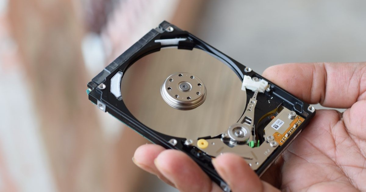 HDD thụ nhiều điện năng hơn và phát sinh tiếng ồn trong quá trình vận hành