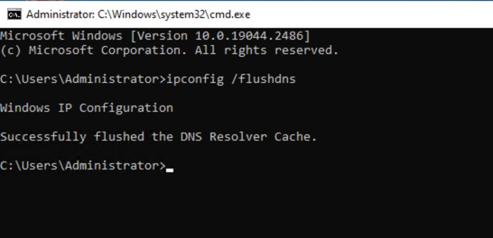 Trong cửa sổ đen CMD, bạn gõ lệnh đầu tiên: ipconfig /flushdns rồi nhấn Enter
