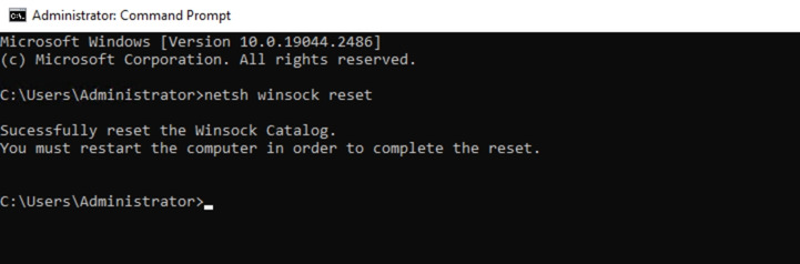 Bạn gõ netsh winsock reset rồi nhấn Enter