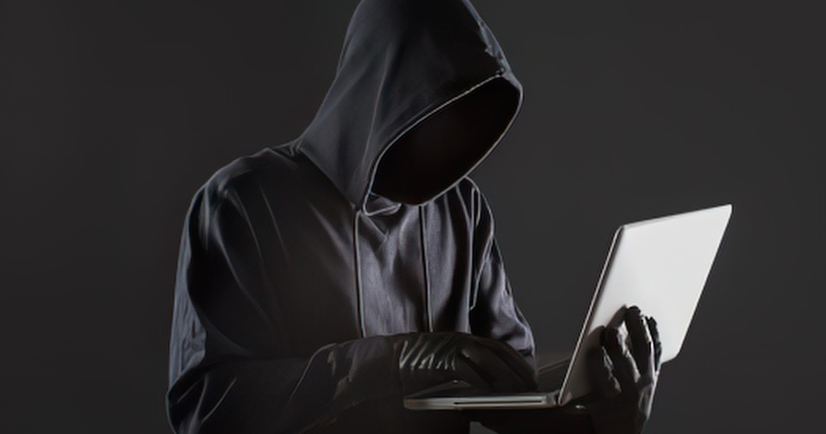 Hacker mở một tệp mà người dùng thường không có quyền sửa