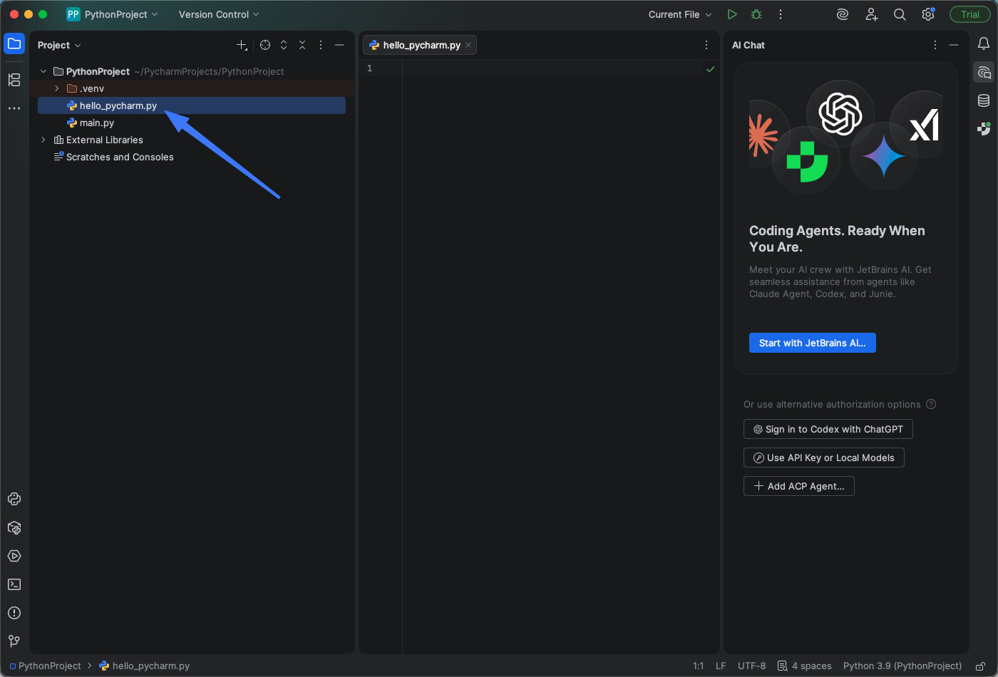 PyCharm sẽ mở file ở vùng soạn thảo chính