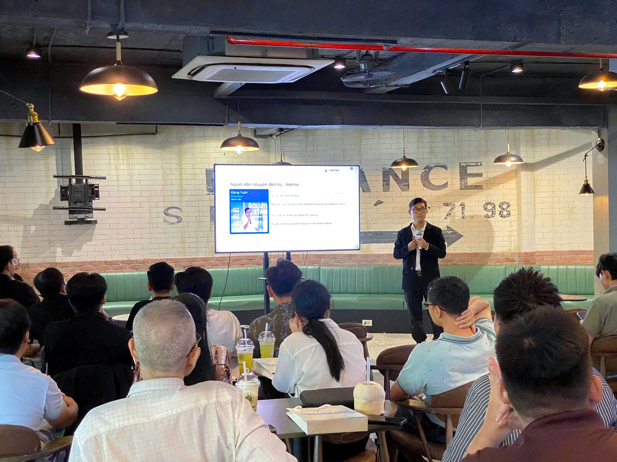 Nhìn lại sự kiện Cafe Talk: Smart Sale - Khai mở kỷ nguyên đàm phán khách hàng 8 Diễn giả Đặng Lê Hoàng Tuấn (Giám đốc R&D Vietnix) trình bày tại sự kiện